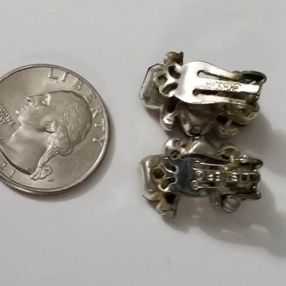 Lisner Ruby Red Clip-On Vintage Earrings - Picture 4 of 4